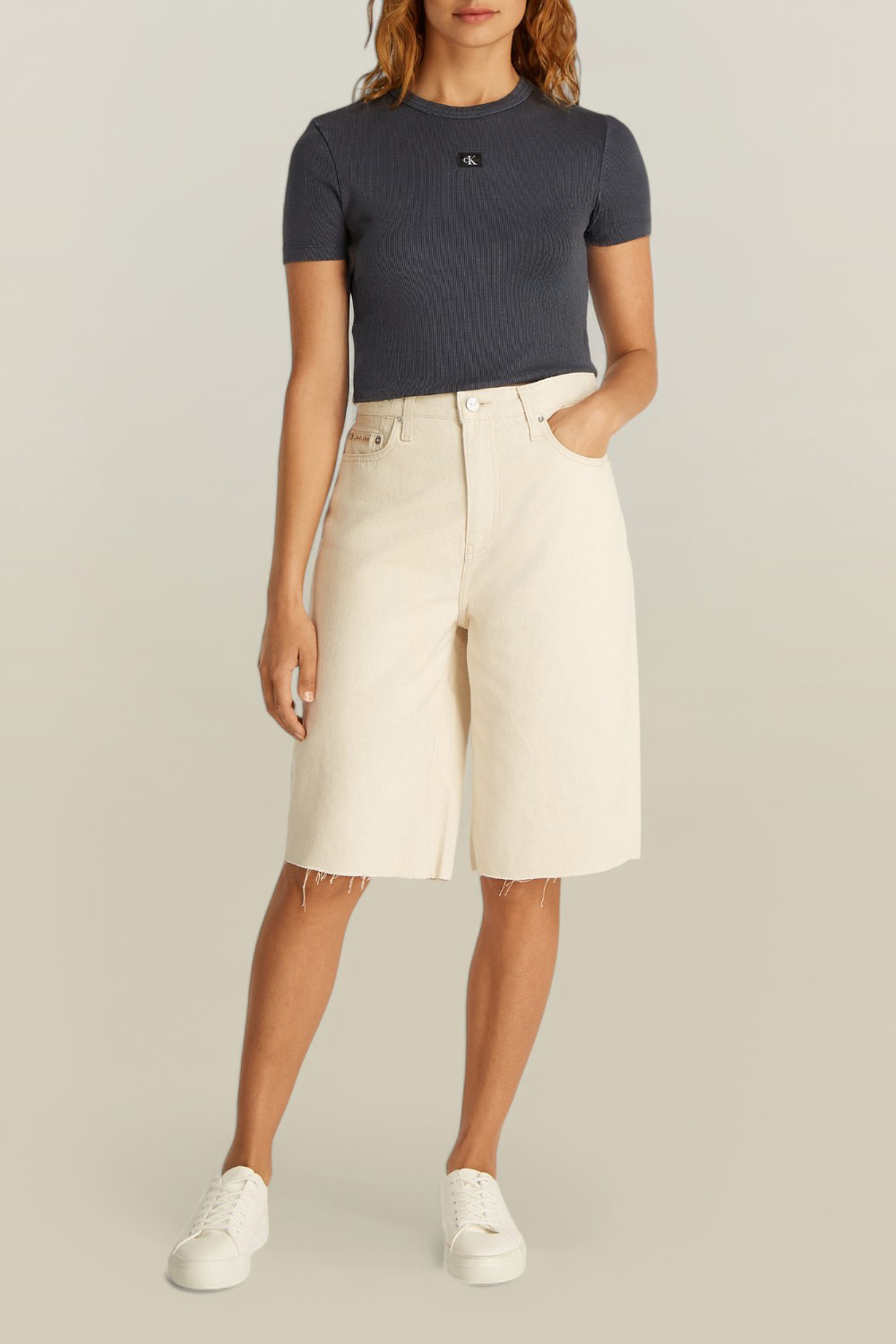 תמונת כל הלוק של חולצת טי ריב